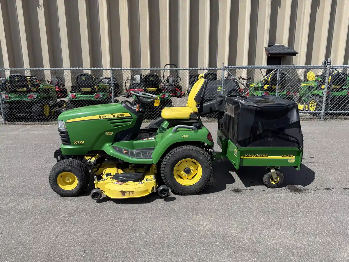 Gallery image 1 for Used 2010 John Deere X724 Lawn Tractor