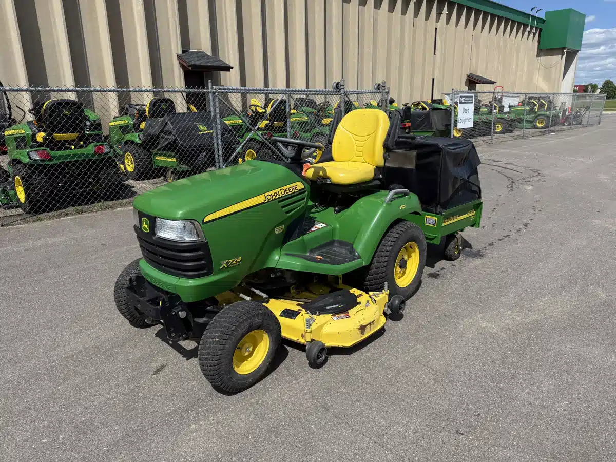 Gallery image 2 for Used 2010 John Deere X724 Lawn Tractor