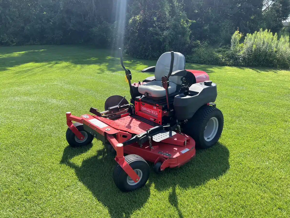 Used 2009 Gravely PM260M XDZ Mower Zero Turn