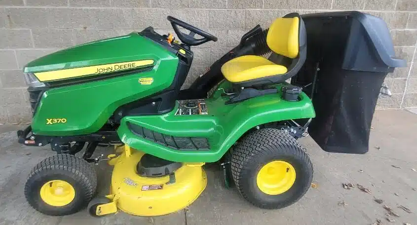 Gallery image 1 for Used 2016 John Deere X370 Lawn Tractor