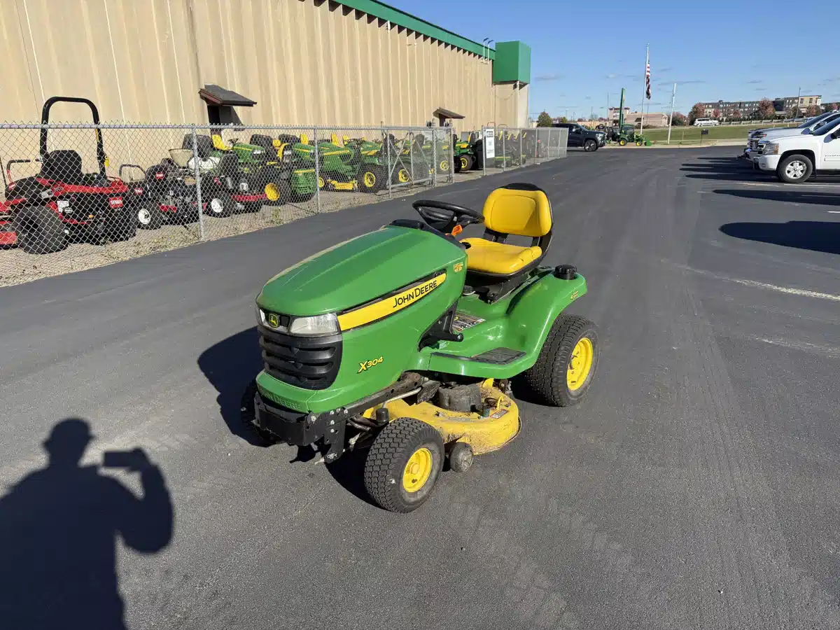 Gallery image 2 for John Deere X304 Lawn Tractor