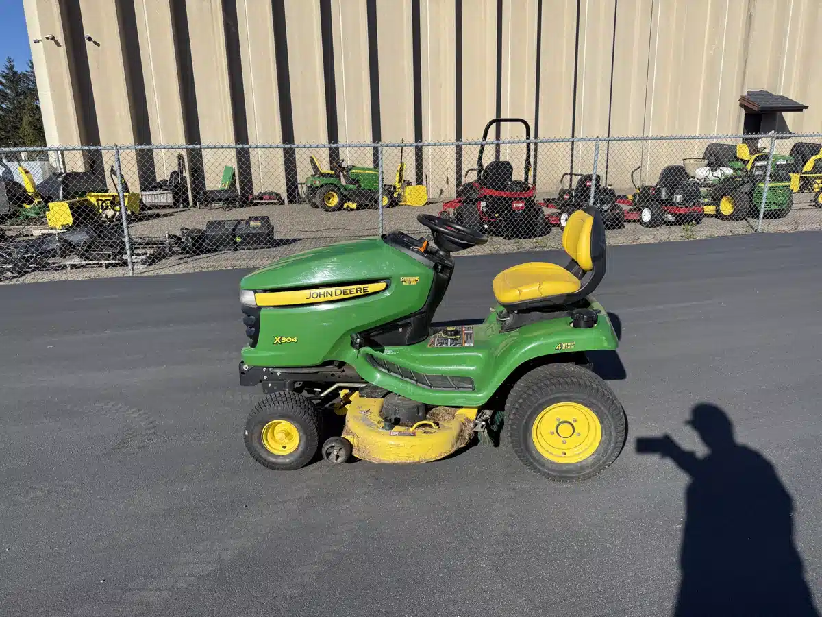 Gallery image 1 for John Deere X304 Lawn Tractor