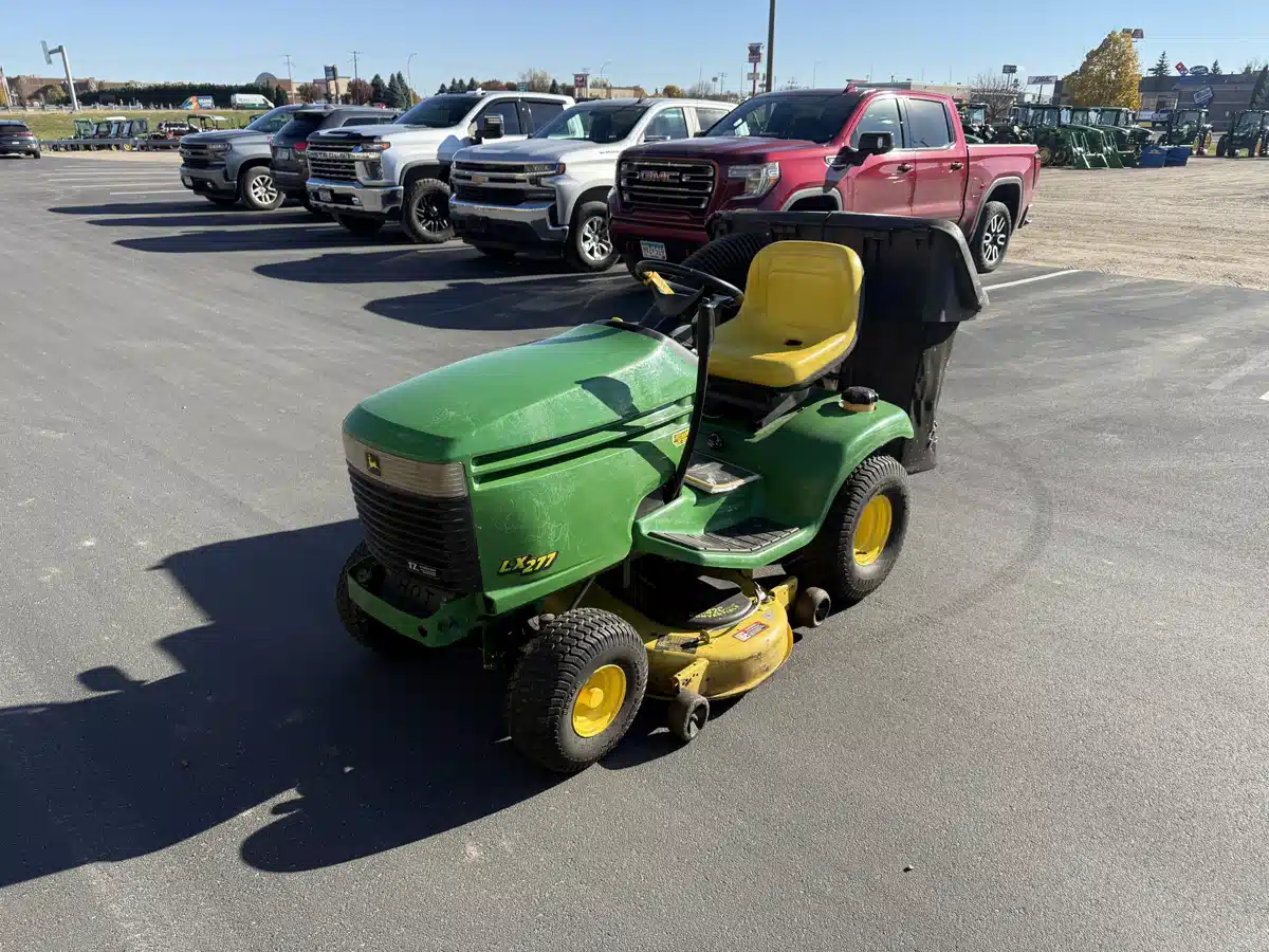 Gallery image 2 for Used 2000 John Deere LX277 Lawn Tractor