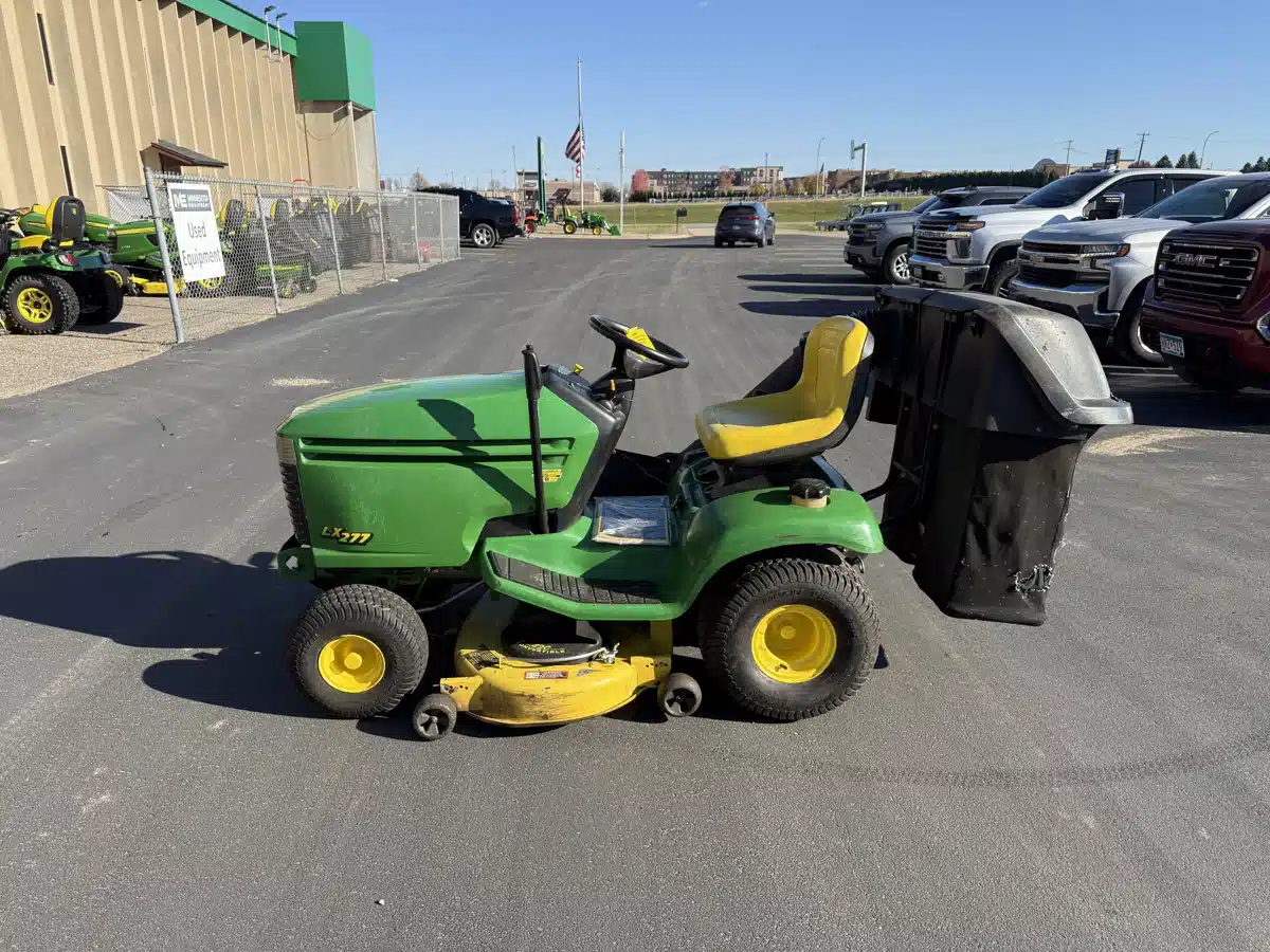 Used 2000 John Deere LX277 Lawn Tractor