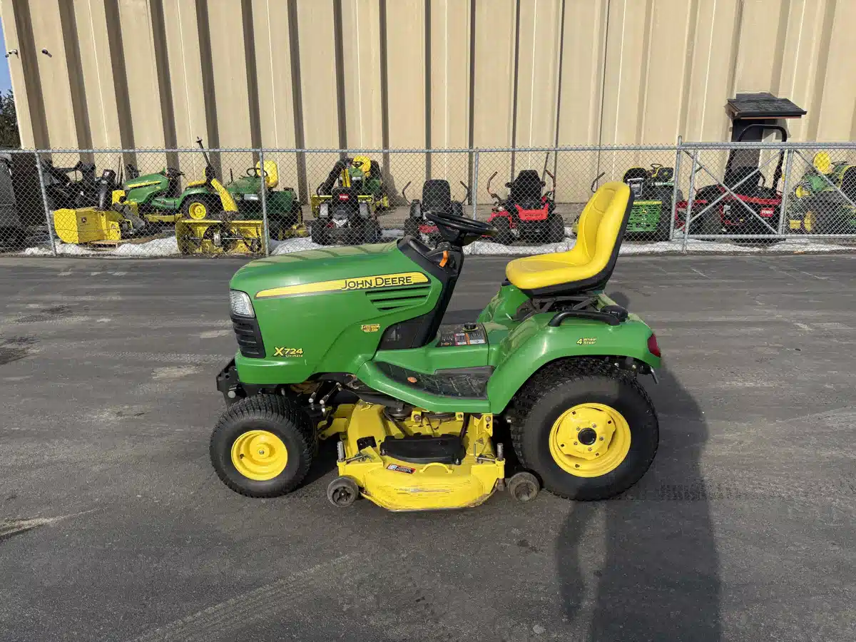Gallery image 1 for 2006 John Deere X724 Lawn Tractor