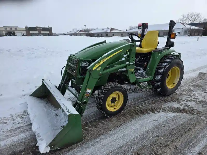 Gallery image 2 for 2011 John Deere 3520 Tractor