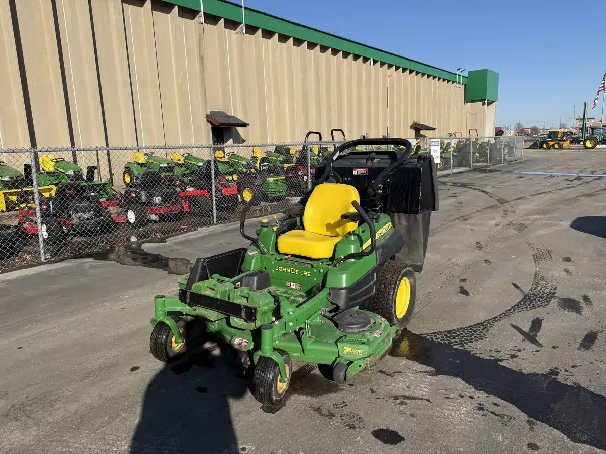 Photo de la Galerie 2 pour 2011 John Deere Z925A Tondeuse à rayon de braquage zéro
