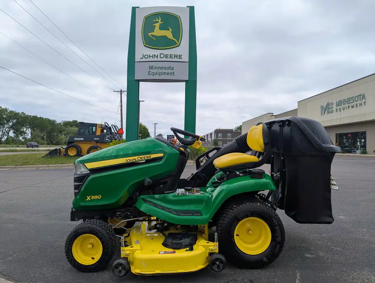 Photo de la Galerie 1 pour 2015 John Deere X380 Tracteur à pelouse