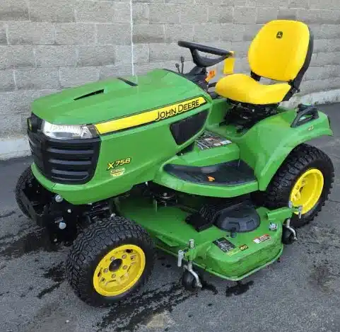 Photo de la Galerie 1 pour 2023 John Deere X758 Tracteur à pelouse