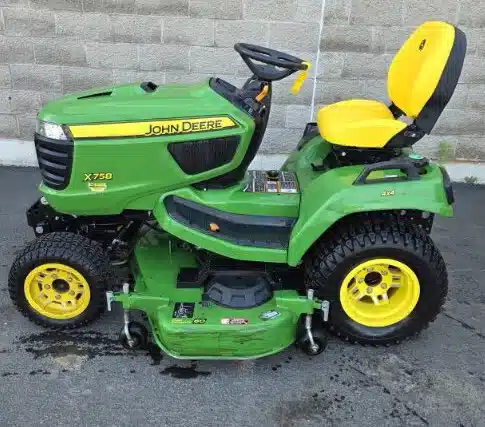Photo de la Galerie 2 pour 2023 John Deere X758 Tracteur à pelouse