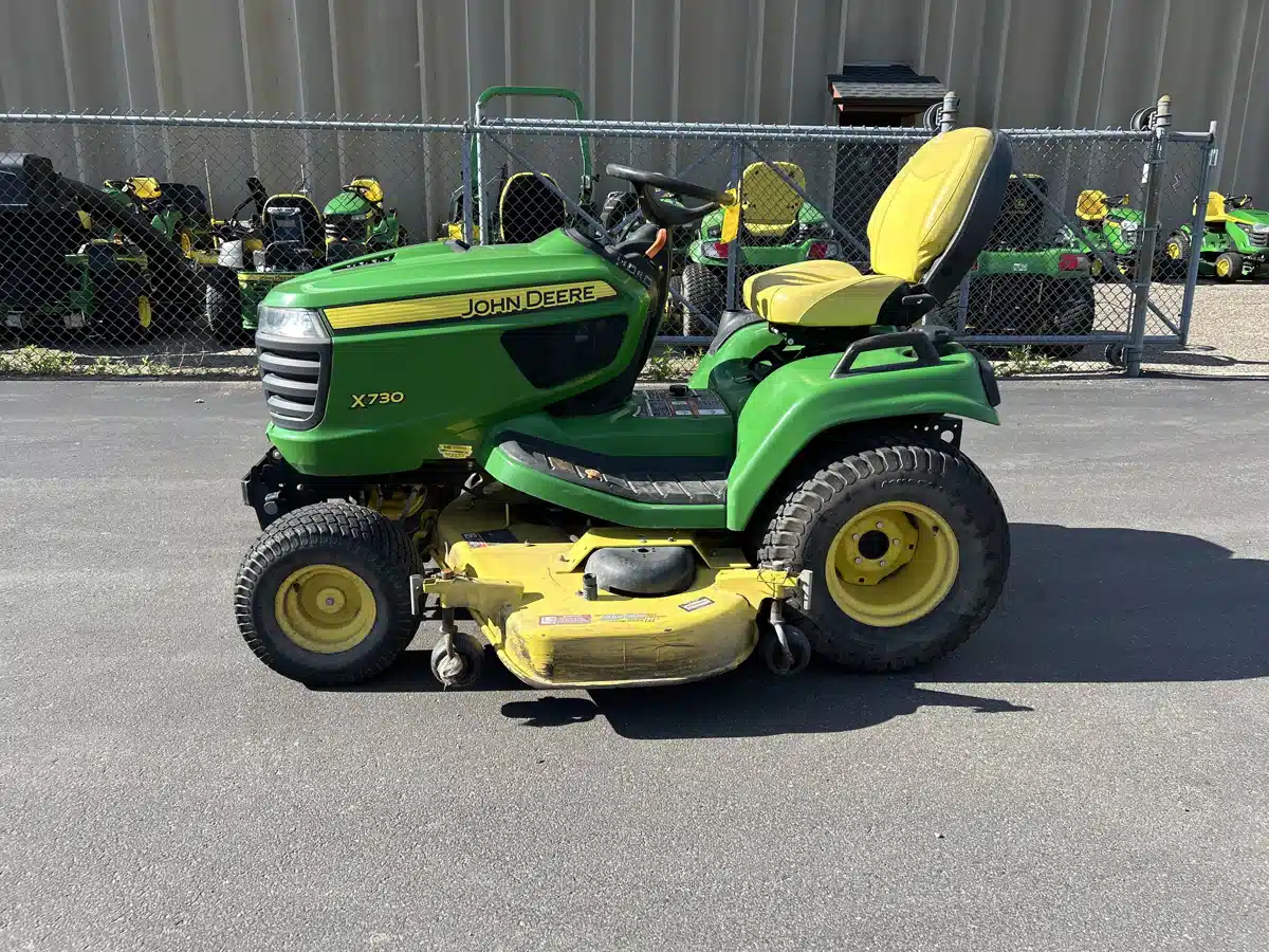 Photo de la Galerie 1 pour 2013 John Deere X730 Tracteur à pelouse