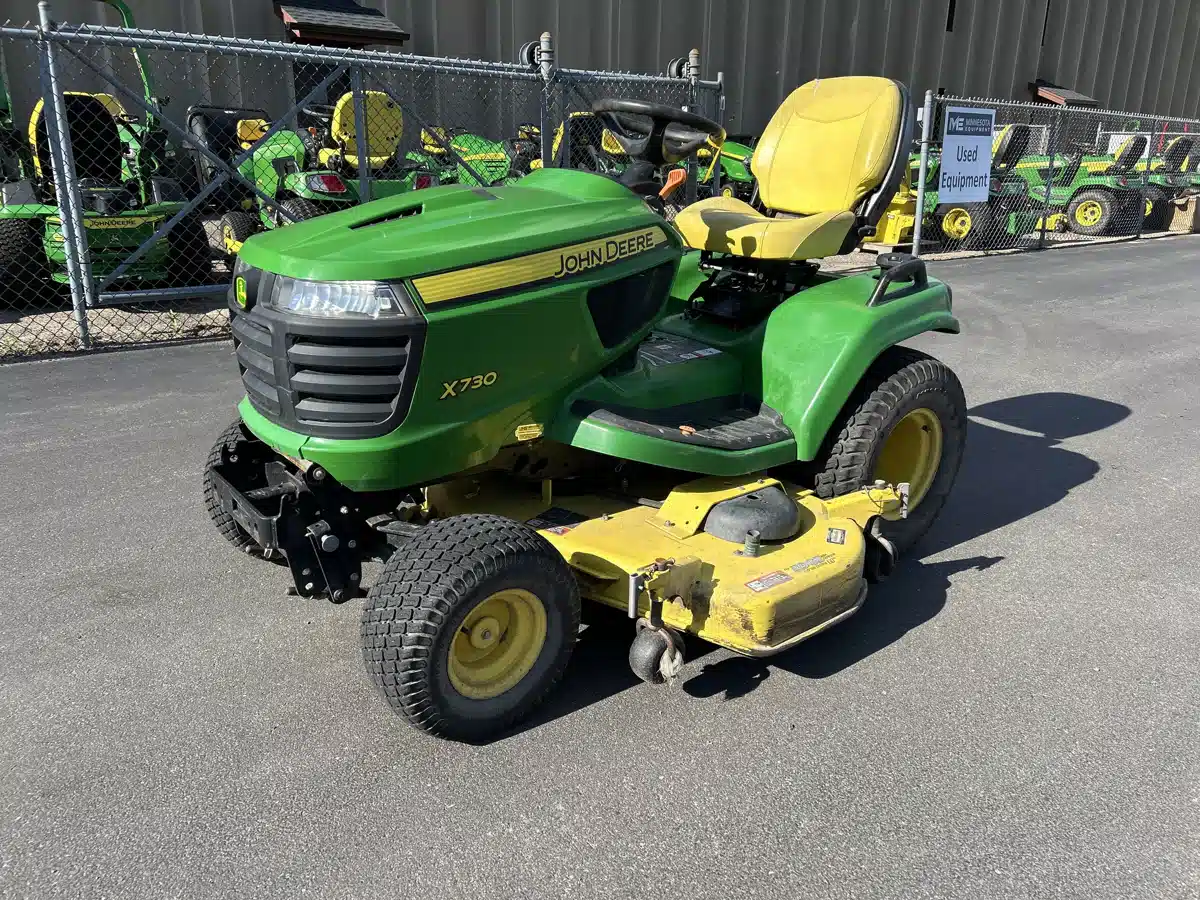 Photo de la Galerie 2 pour 2013 John Deere X730 Tracteur à pelouse