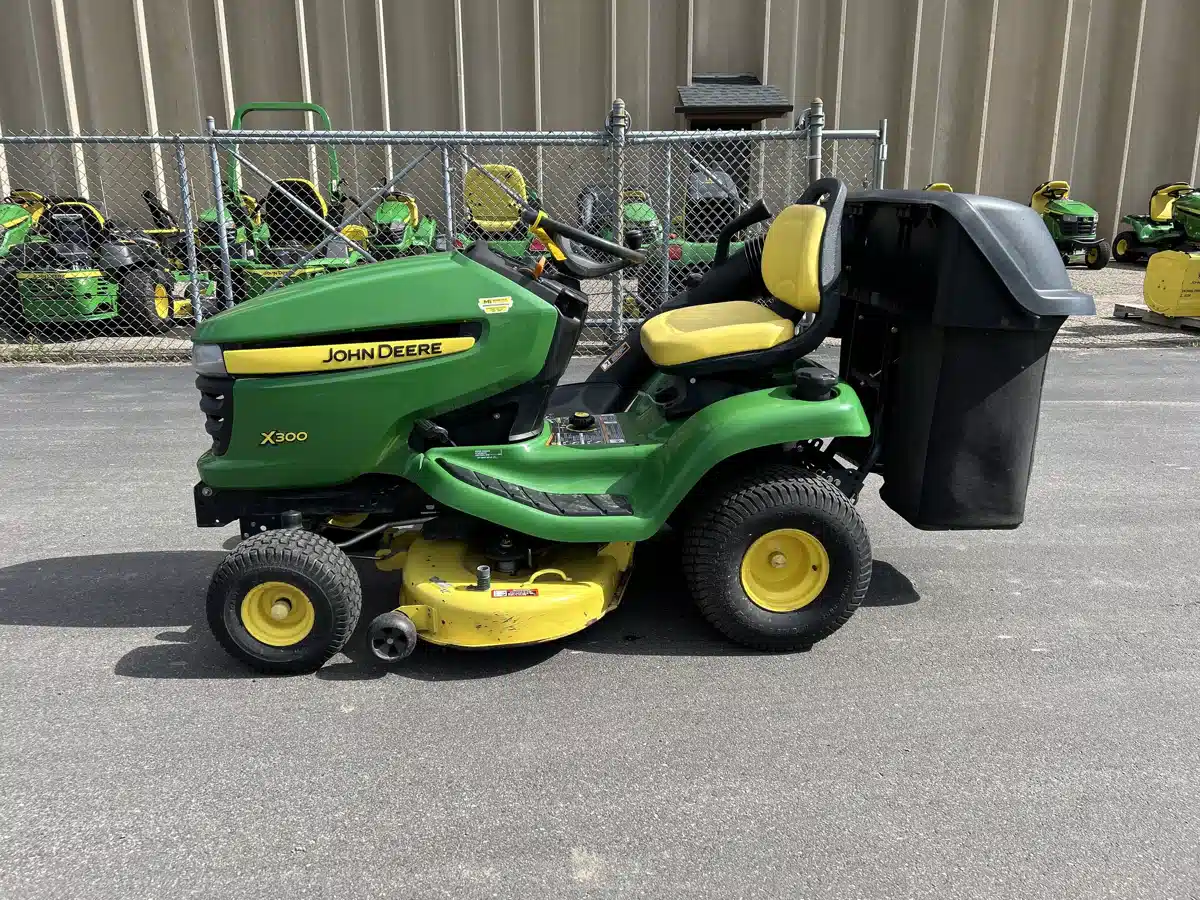 Photo de la Galerie 1 pour 2013 John Deere X300 Tracteur à pelouse