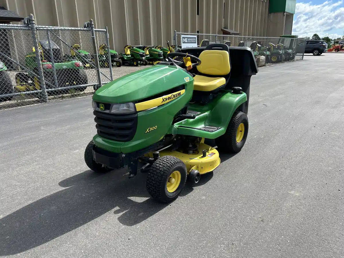 Photo de la Galerie 2 pour 2013 John Deere X300 Tracteur à pelouse
