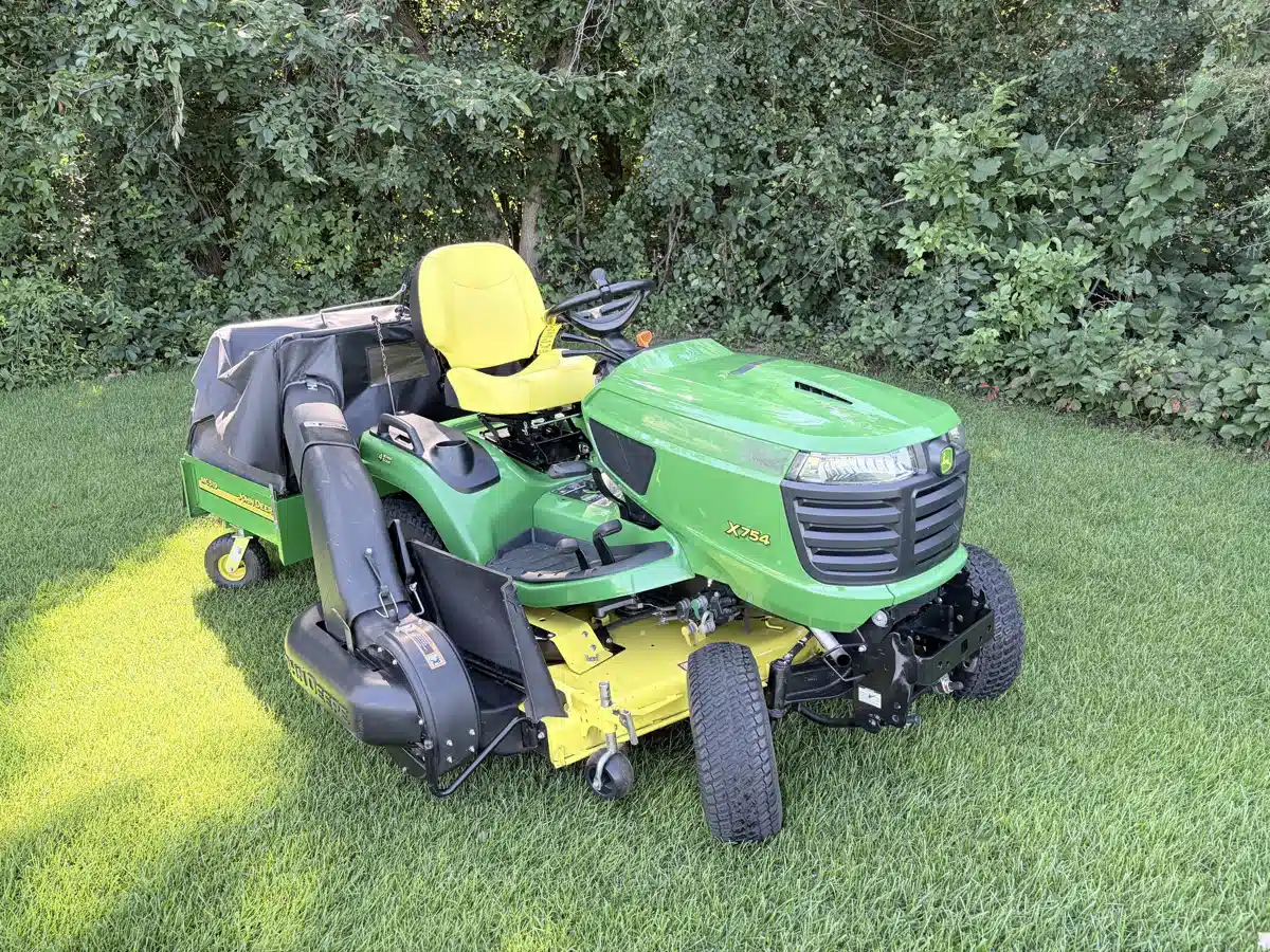 Photo de la Galerie 2 pour 2015 John Deere X754 Tracteur à pelouse