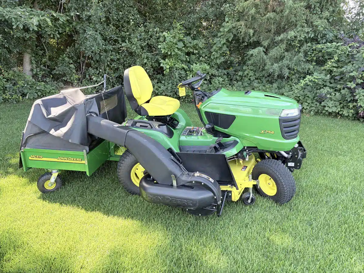 Photo de la Galerie 1 pour 2015 John Deere X754 Tracteur à pelouse