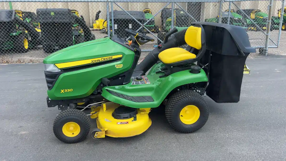 Gallery image 1 for 2019 John Deere X330 Lawn Tractor