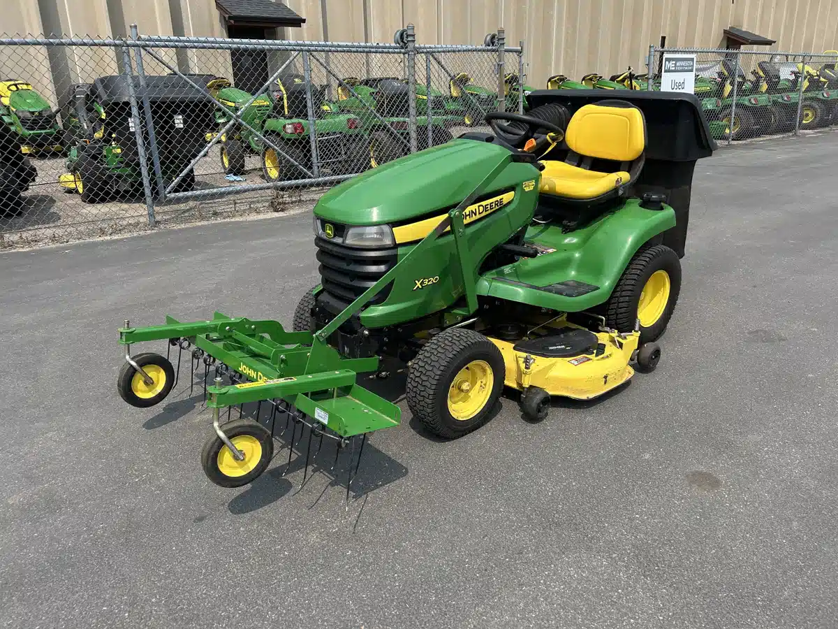 Photo de la Galerie 2 pour 2011 John Deere X320 Tracteur à pelouse
