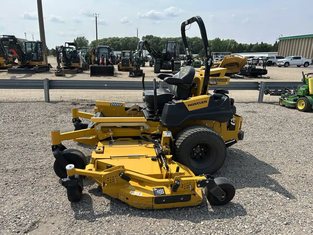 Photo de la Galerie 1 pour 2024 Hustler Turf SUPER Z 104 Tondeuse à rayon de braquage zéro