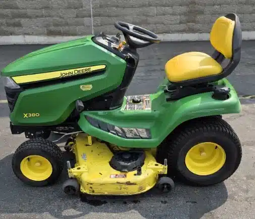 Photo de la Galerie 2 pour 2016 John Deere X380 Tracteur à pelouse