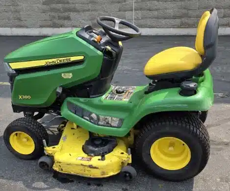 Photo de la Galerie 1 pour 2016 John Deere X380 Tracteur à pelouse