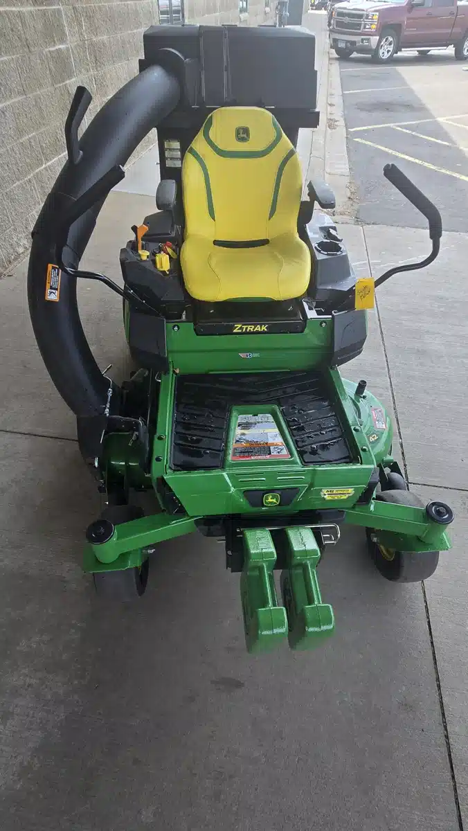 Gallery image 2 for 2024 John Deere Z320R Mower - Zero Turn