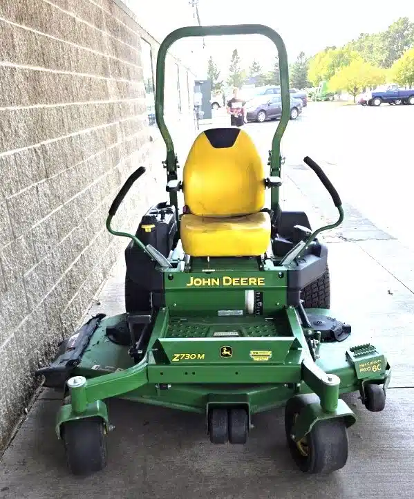 Photo de la Galerie 2 pour 2021 John Deere Z730M Tondeuse à rayon de braquage zéro