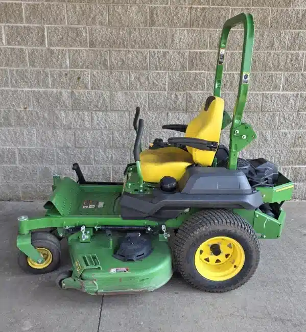 Photo de la Galerie 1 pour 2021 John Deere Z730M Tondeuse à rayon de braquage zéro