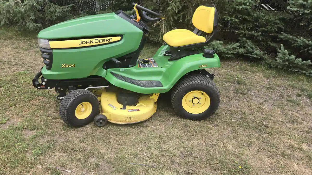 Gallery image 1 for 2013 John Deere X304 Lawn Tractor
