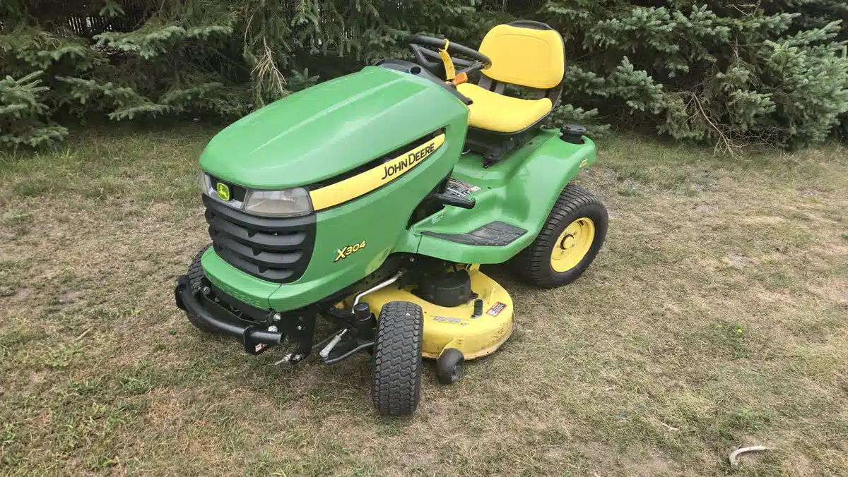 Gallery image 2 for 2013 John Deere X304 Lawn Tractor
