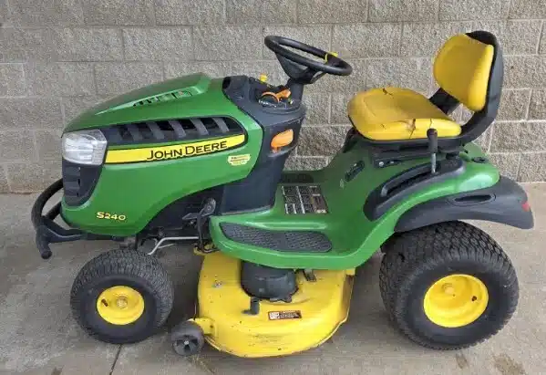 Photo de la Galerie 1 pour 2015 John Deere S240 Tracteur à pelouse
