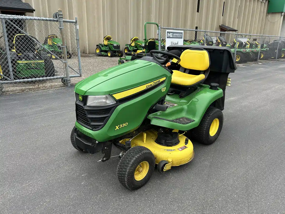 Photo de la Galerie 2 pour 2020 John Deere X330 Tracteur à pelouse