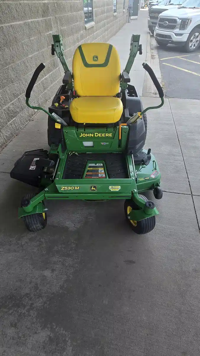 Photo de la Galerie 2 pour 2023 John Deere Z530M Tondeuse à rayon de braquage zéro