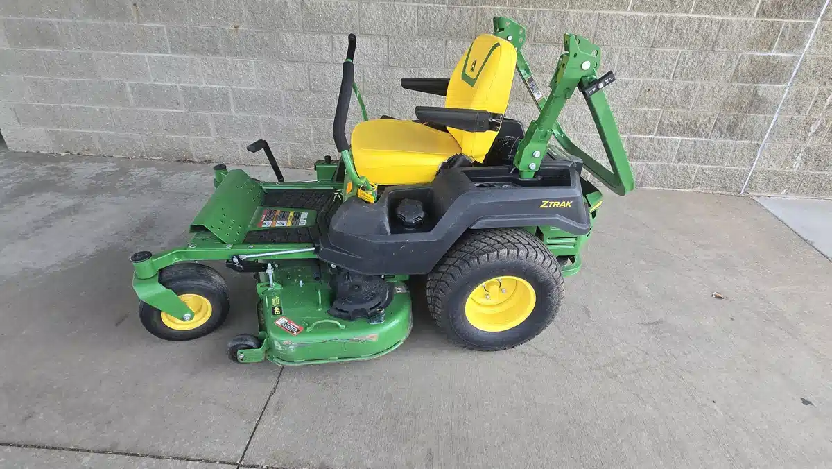 Photo de la Galerie 1 pour 2023 John Deere Z530M Tondeuse à rayon de braquage zéro