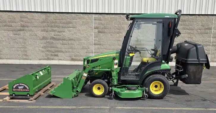 Photo de la Galerie 1 pour 2014 John Deere 1025R Tracteur