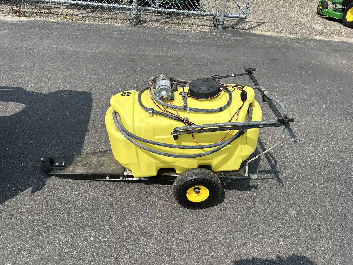 Gallery image 1 for 2014 John Deere 25 GALLON Sprayer - Pull Type