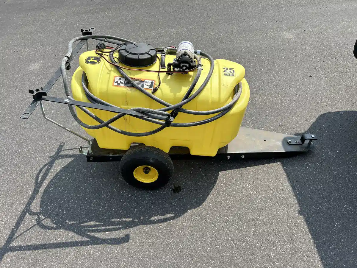 Gallery image 2 for 2014 John Deere 25 GALLON Sprayer - Pull Type