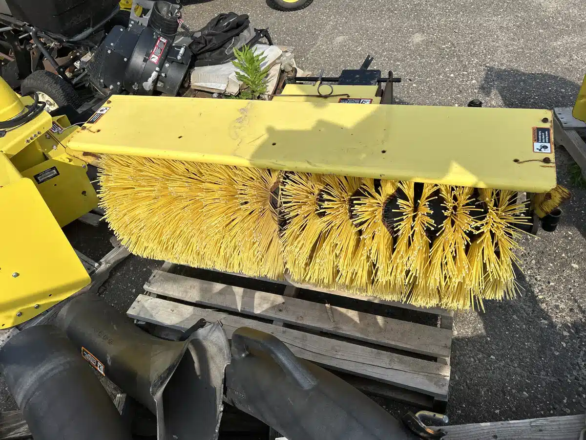 Photo de la Galerie 1 pour 2016 John Deere 52" BROOM Balayeur