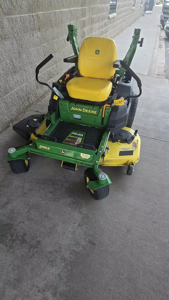 Photo de la Galerie 2 pour 2021 John Deere Z515E Tondeuse à rayon de braquage zéro