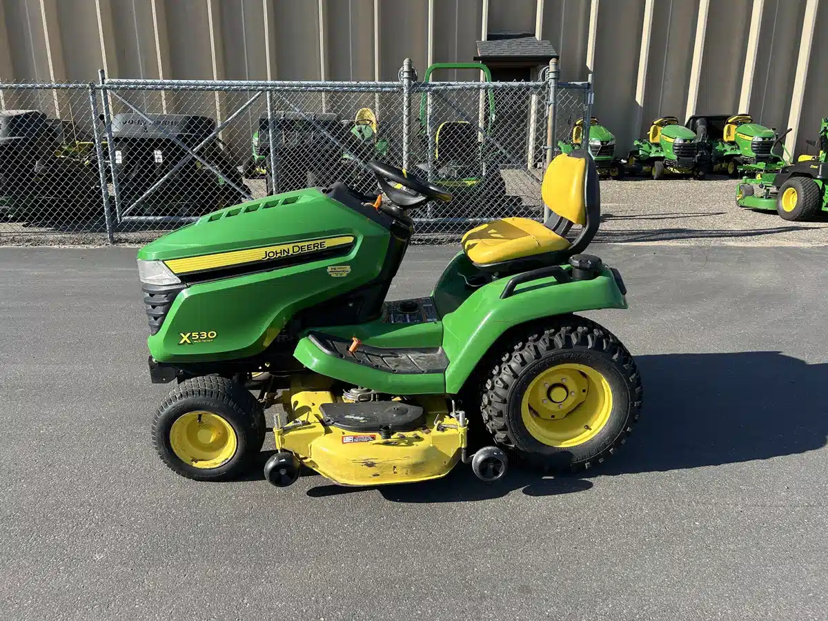 Photo de la Galerie 1 pour 2014 John Deere X530 Tracteur à pelouse