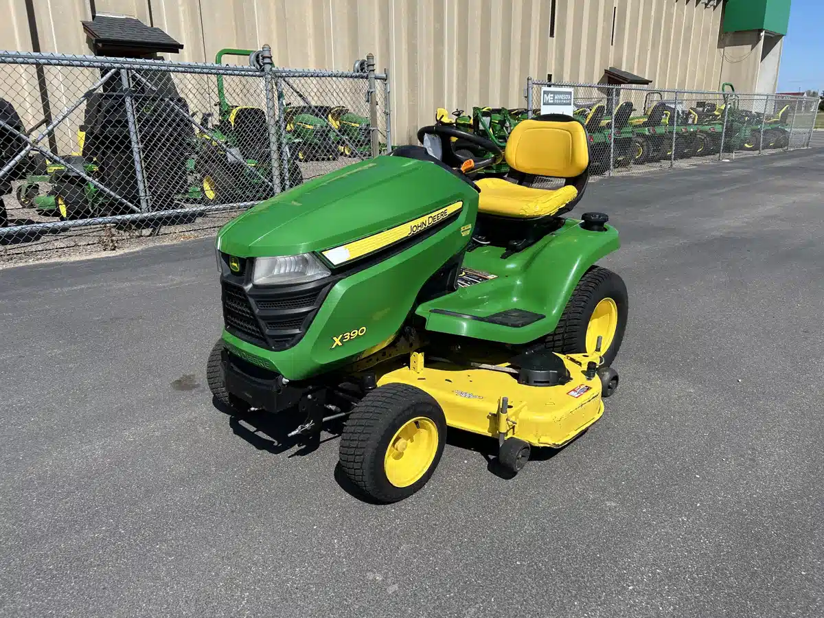 Photo de la Galerie 2 pour 2016 John Deere X390 Tracteur à pelouse