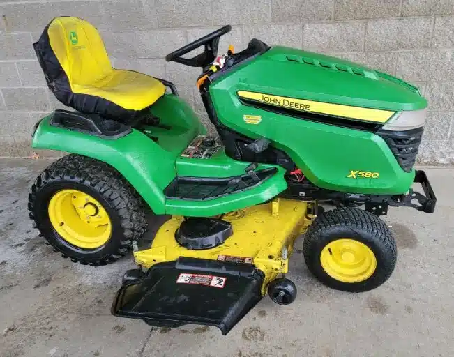 Photo de la Galerie 2 pour 2016 John Deere X580 Tracteur à pelouse