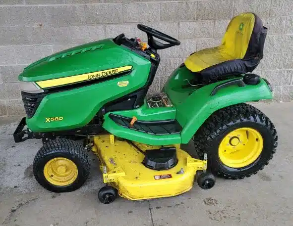 Photo de la Galerie 1 pour 2016 John Deere X580 Tracteur à pelouse