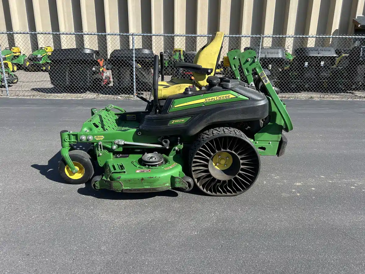 Photo de la Galerie 1 pour 2022 John Deere Z960M Tondeuse à rayon de braquage zéro