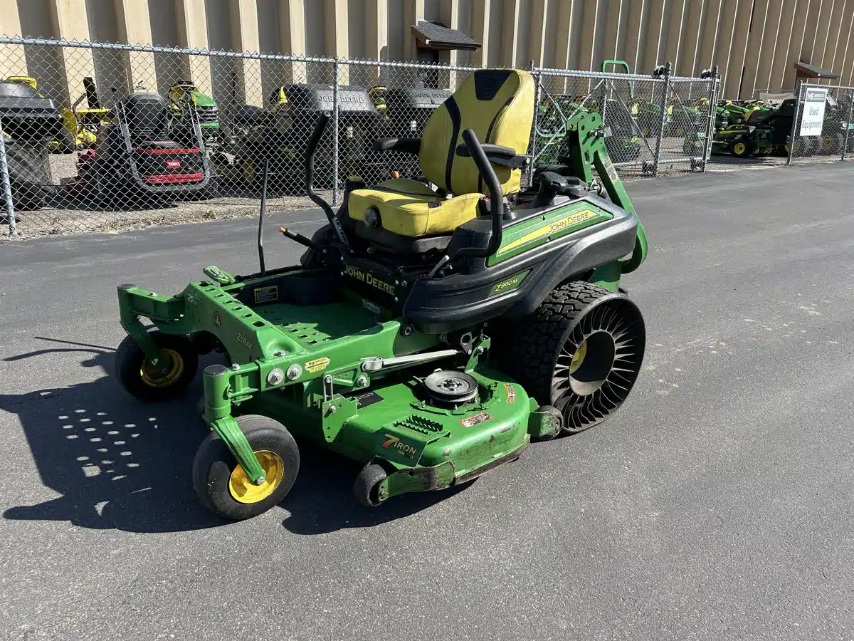 Photo de la Galerie 2 pour 2022 John Deere Z960M Tondeuse à rayon de braquage zéro