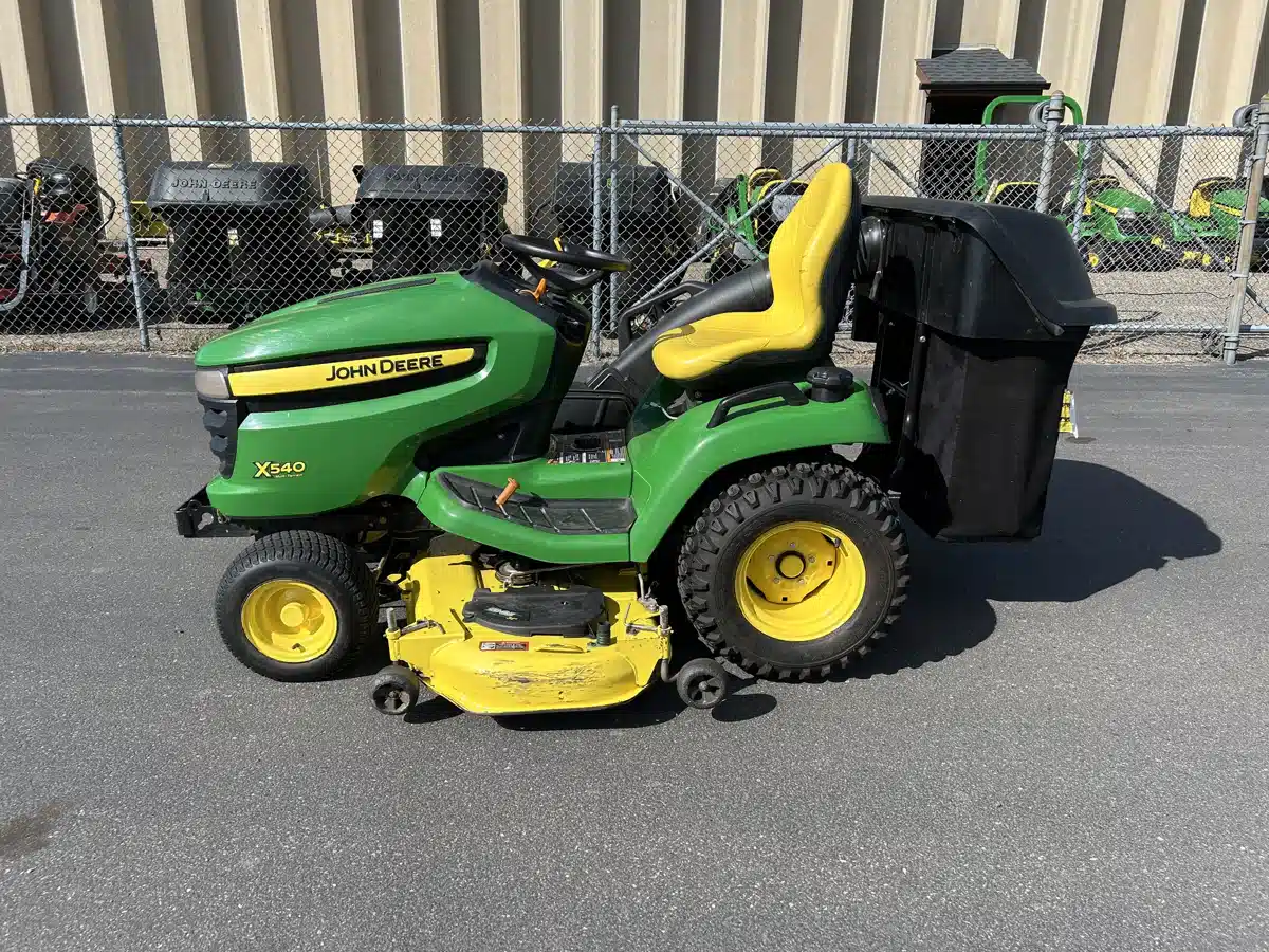 Photo de la Galerie 1 pour 2014 John Deere X540 Tracteur à pelouse