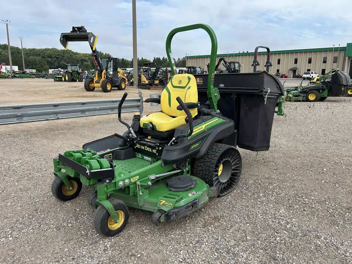 Photo de la Galerie 2 pour 2023 John Deere Z930M Tondeuse à rayon de braquage zéro