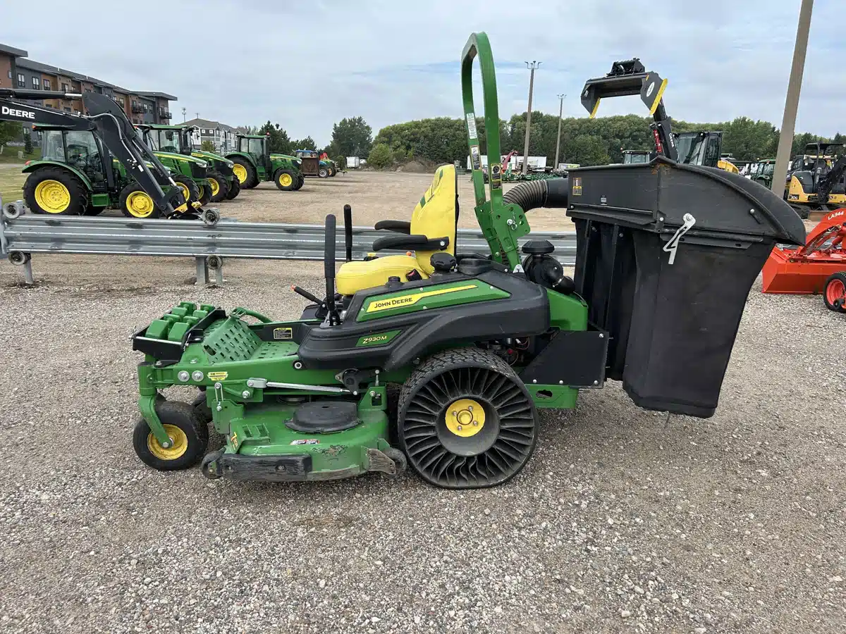 Photo de la Galerie 1 pour 2023 John Deere Z930M Tondeuse à rayon de braquage zéro