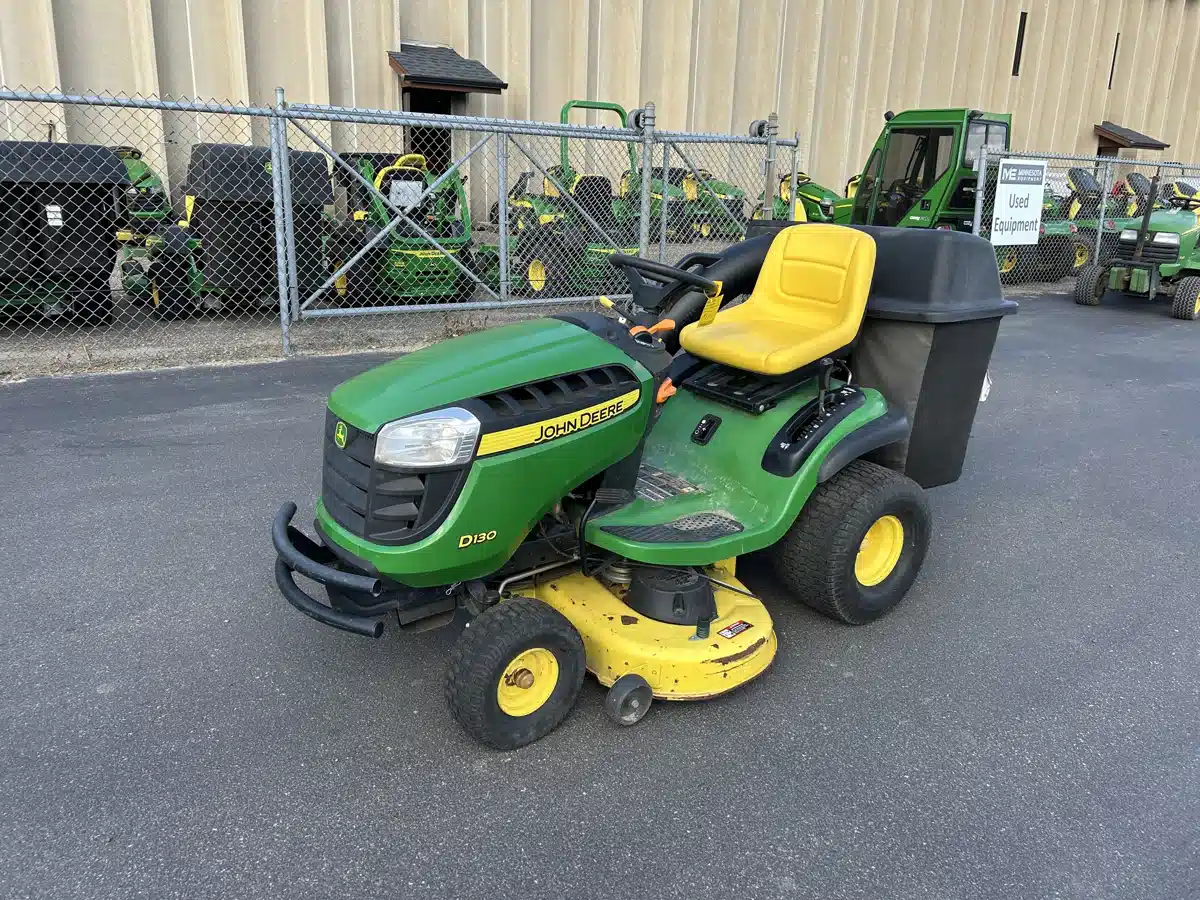 Photo de la Galerie 2 pour 2011 John Deere D130 Tracteur à pelouse