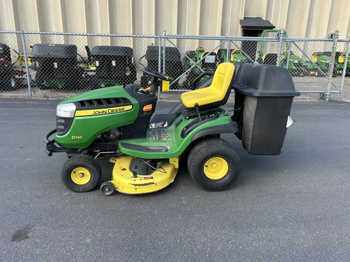Photo de la Galerie 1 pour 2011 John Deere D130 Tracteur à pelouse